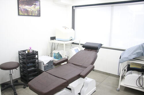 patient hair loss problem examination area with reclining table and light instruments at surat branch of hair free hair grow