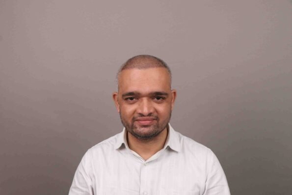 Hair Transplant Growth Chart showing transplanted grafts becoming firmly anchored in the scalp between Days 7 and 10 before regular hair washing begins.