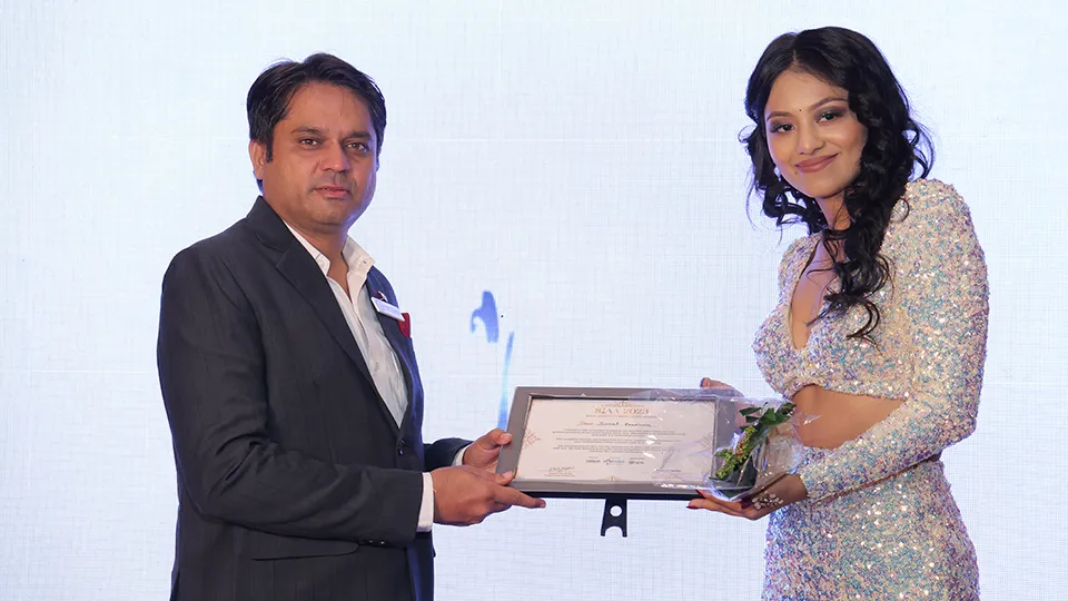 Vapi 34 HairFree HairGrow doctors with an achievement award for delivering high-quality FUE hair transplant procedures in Vapi